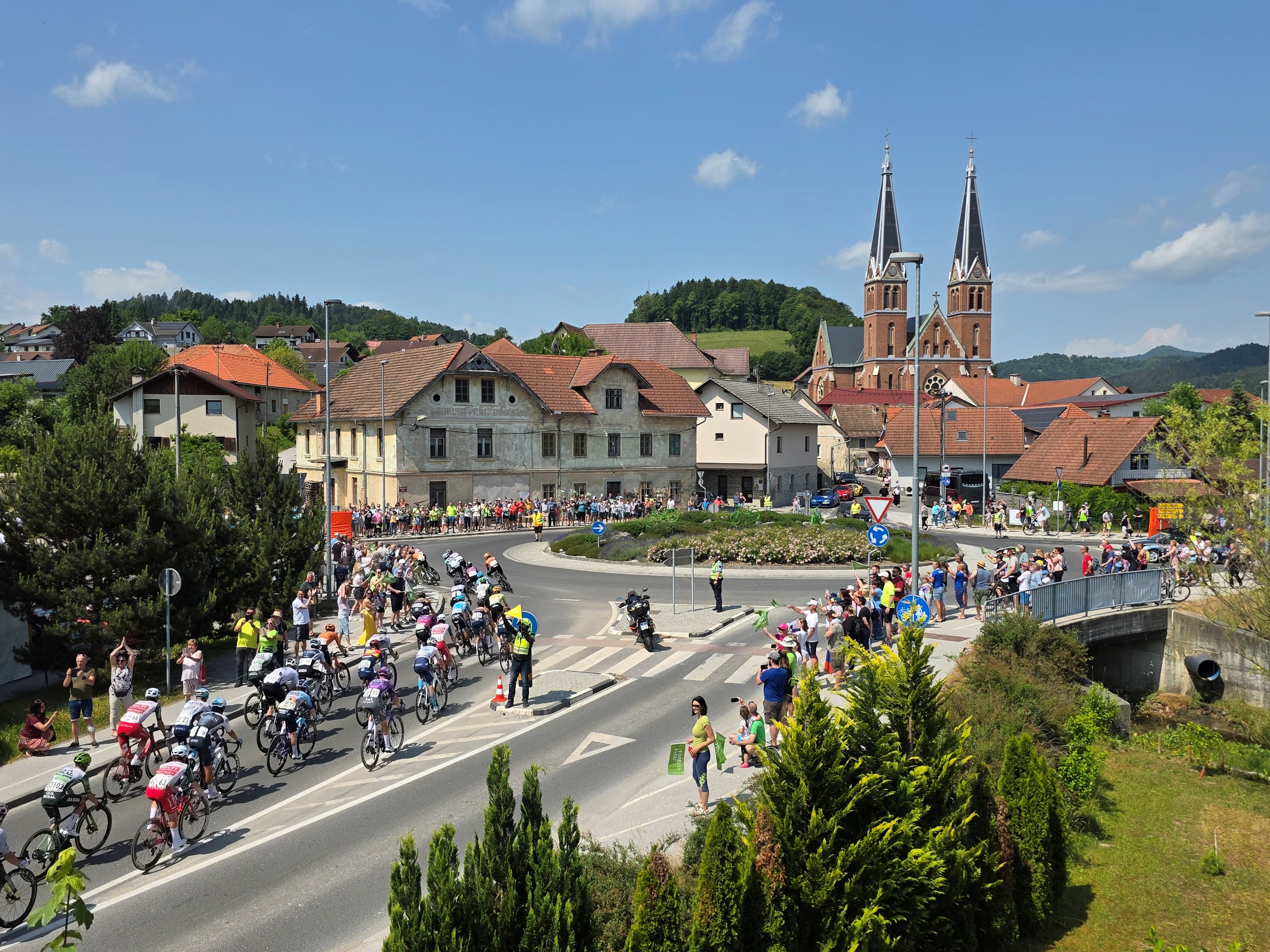 1 Ana Izlakar_Kolesarska dirka po Sloveniji_Krožni promet v Šmartnem pri Litiji